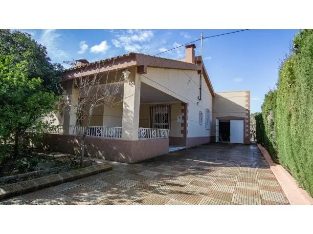 Casa en Parcela entre Elda y Sax Ideal para Familias