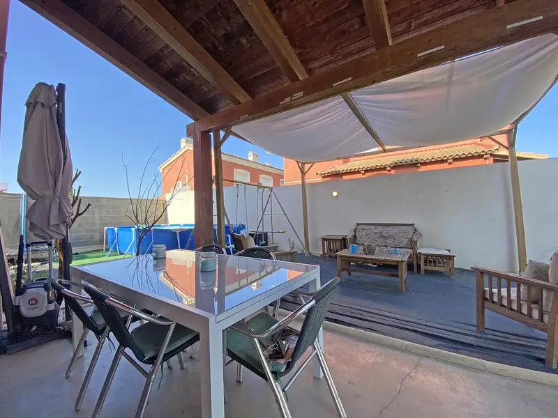 Chalet Pareado en La Pobla de Vallbona con Piscina