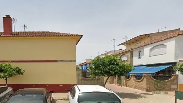 Casa en Dos Hermanas para Parejas - Cerca de Transporte y Servicios
