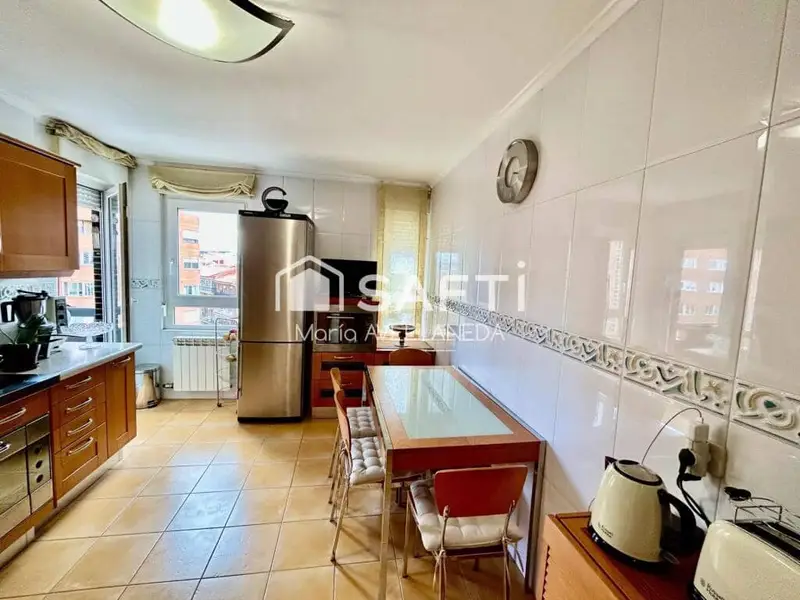 Apartamento en Venta en León Ciudad: Piso Luminoso con Suite y Garaje