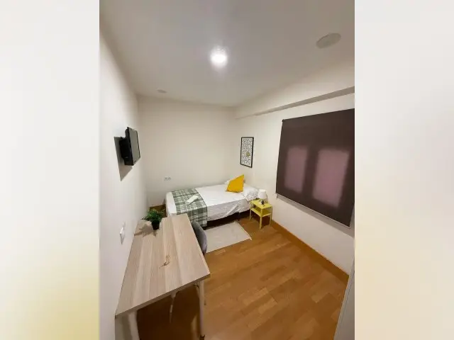 Habitación Almería Centro: Apartamento espacioso con 5 dormitorios y 2 baños