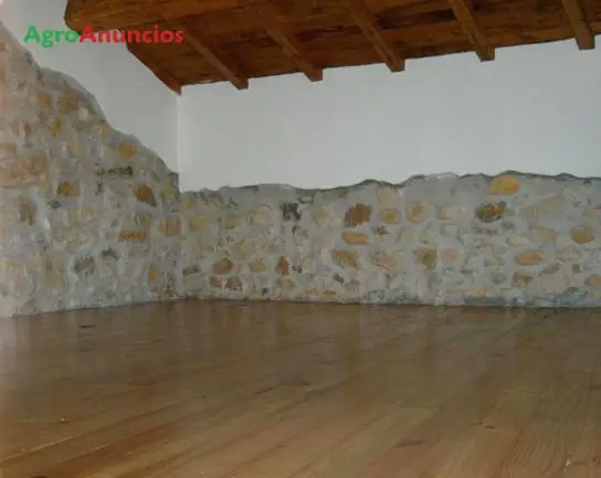 Venta  de Casa de piedra con hórreo sobre cuadra en Asturias