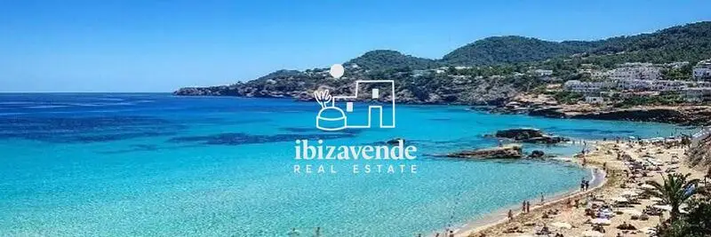 Villa de Lujo en Cala Tarida 5 Habitaciones Piscina Vistas al Mar