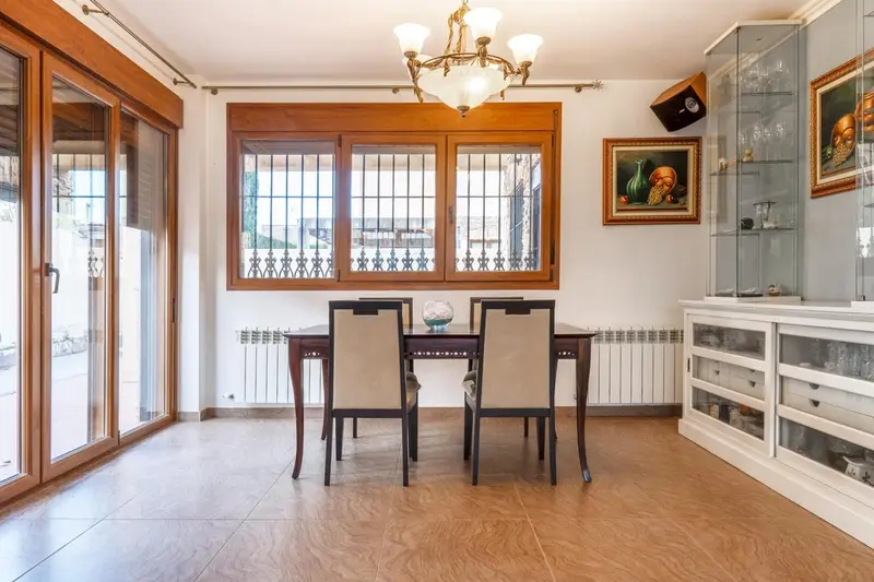 Chalet en Venta en Durcal Granada con Piscina y Garaje