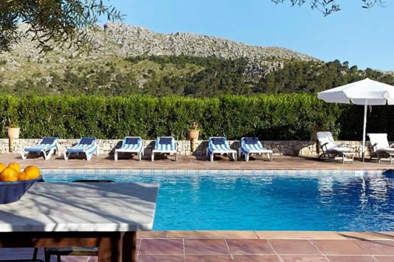 Finca en Cala San Vicente Mallorca con piscina y pista de tenis