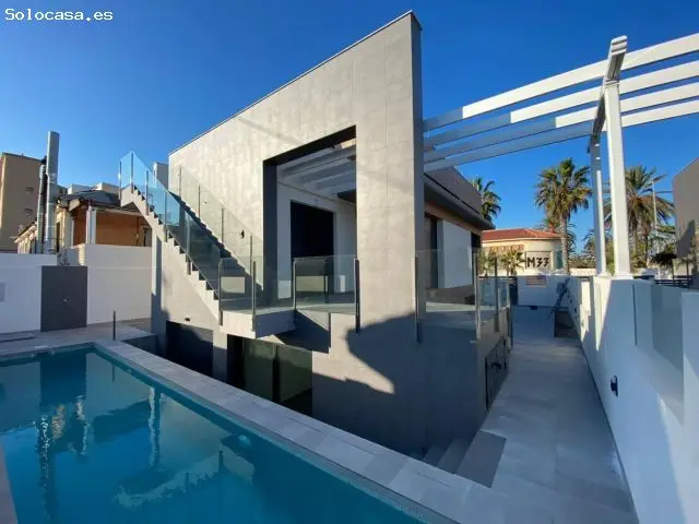 Villa en Torrevieja con Vistas al Mar y Piscina Privada