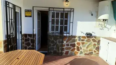 Apartamento Reformado en Urbanizaci	ón Cerrada con Terraza y Piscina