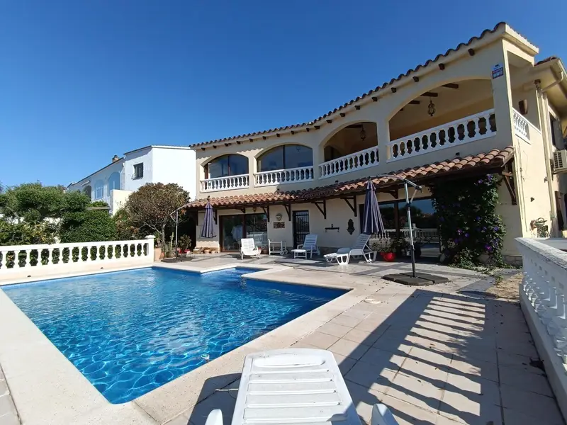 Villa en Venta Mas Fumats Roses con Vistas al Mar
