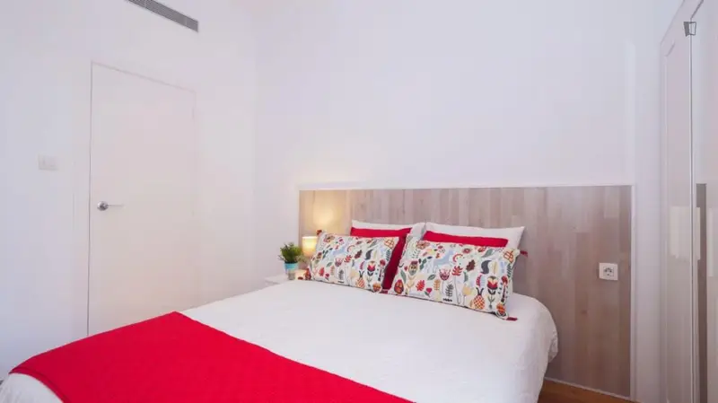 Habitacion Doble con Baño Privado y Balcon en Gracia