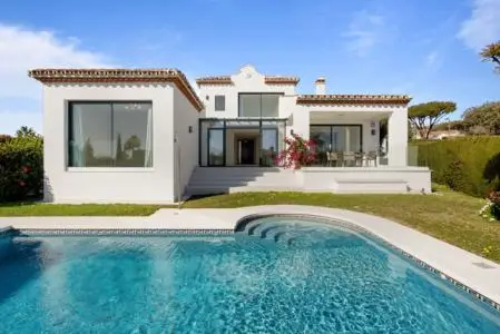 Villa en Elviria con Vistas al Mar Recientemente Renovada