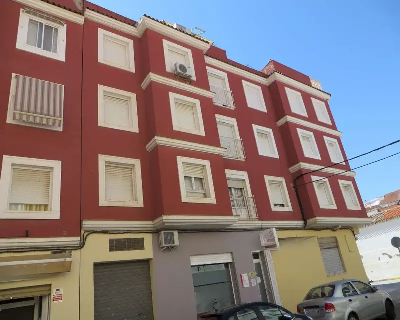 Garaje con 4 habitaciones y 2 baños en Almansa