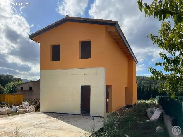 Casa sostenible en Serinyà con 2 parcelas