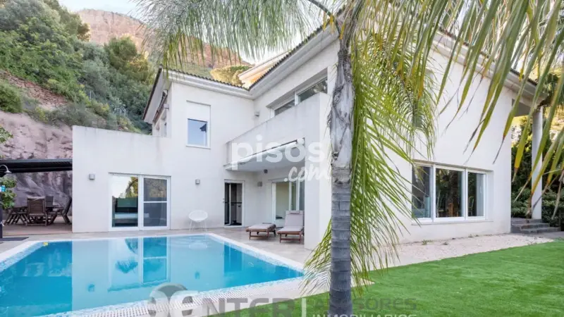 Chalet de Lujo en Gilet con Vistas al Mar y Piscina