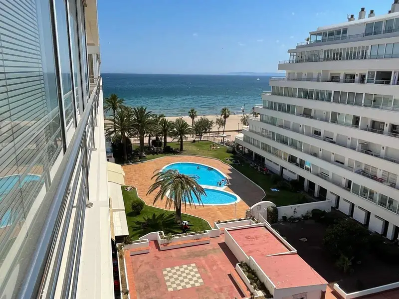 Apartamento en Roses con Vistas al Mar y Piscina