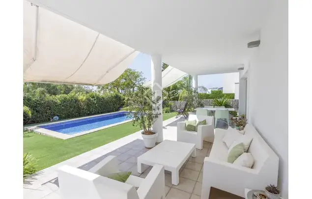 Casa en Alquiler en Bétera 4 Dormitorios 2 Baños Piscina Jardín