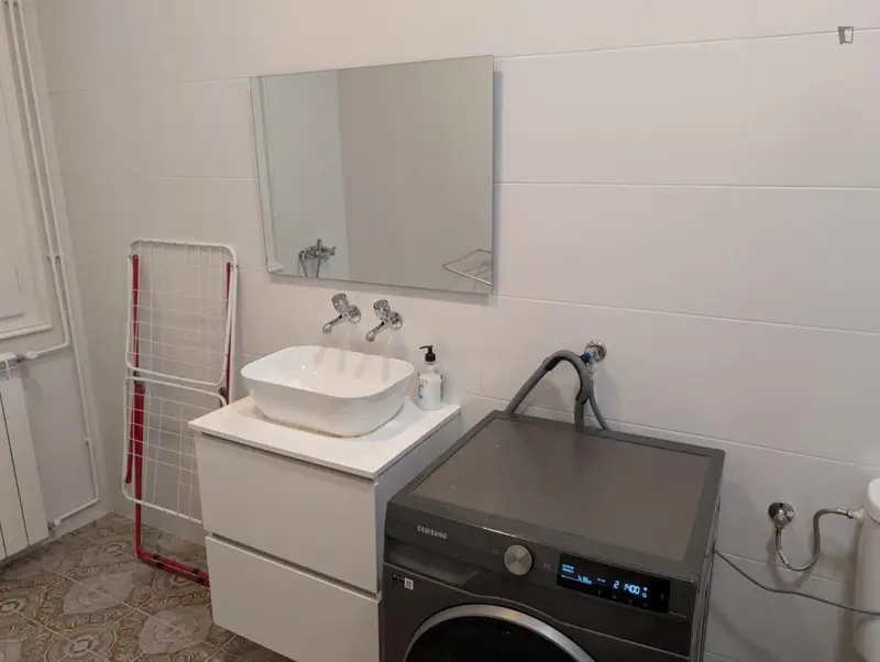 Habitacion 18m2 con balcon y vistas Palacio Guell estudiantes