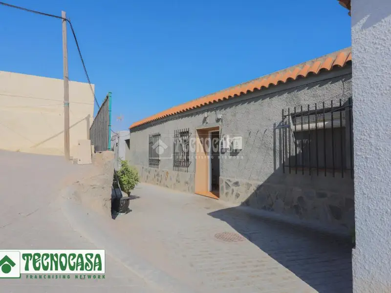 Casa en Venta en Adra: 2 Dormitorios, Cerca de Colegios