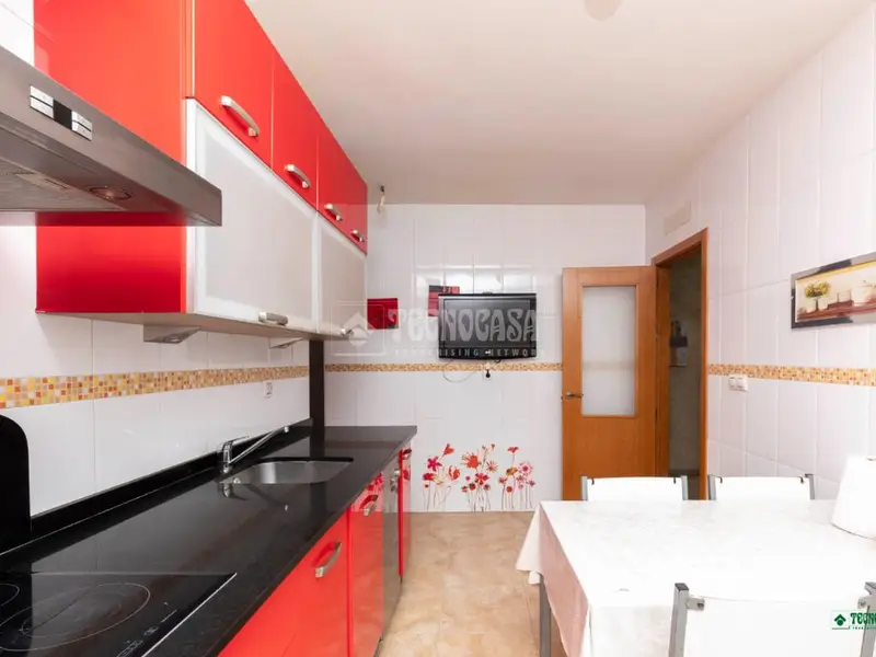 Tríplex en Pechina: 4 dormitorios, 2 baños, terraza y cochera