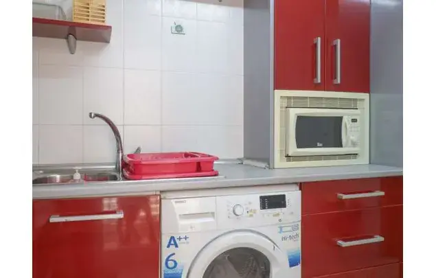 Alquiler de Habitaciones en Madrid - Piso Amueblado con Balcón