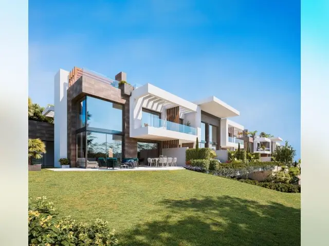 Adosados de Lujo en Marbella con Piscina Privada y Vistas al Mar