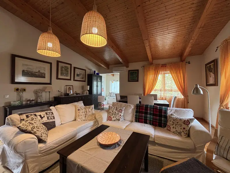 Casa en venta. Casa en perfecto estado, estudio independiente, mucho terreno de regadio con oliveras, zona de bbq, bassa, vallado