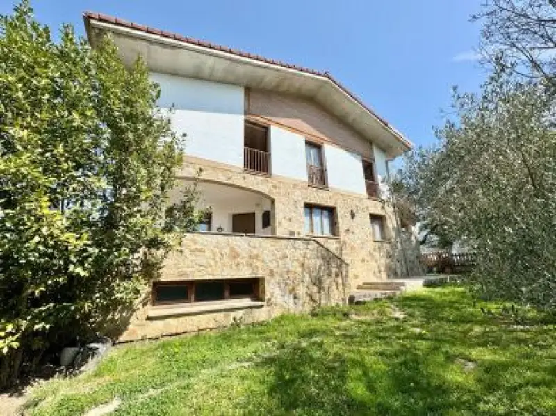 Venta Casa con calefacción en Murua - 4 dormitorios - 281m2