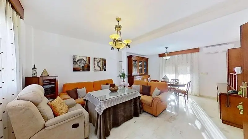 Casa en Cúllar Vega con 4 plantas Terraza y Garaje