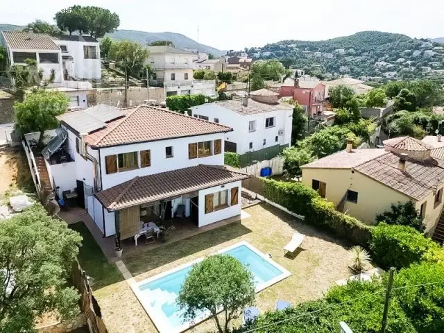 Villa con Paneles Solares, Jardin y Piscina en Costa Brava