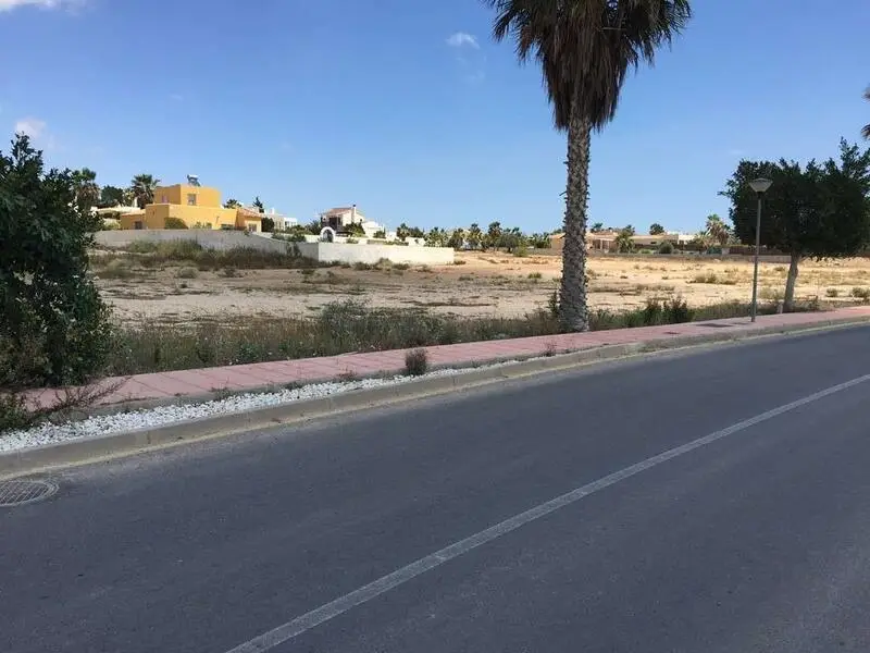 Solares Edificables en Vera Playa: Villas Modernas cerca del Mar