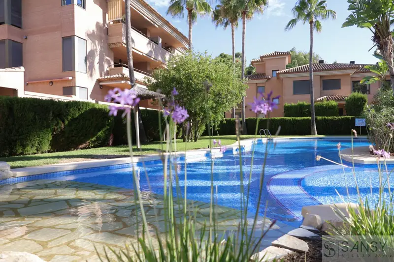Planta Baja Reformada en Jávea con Piscina y Terraza