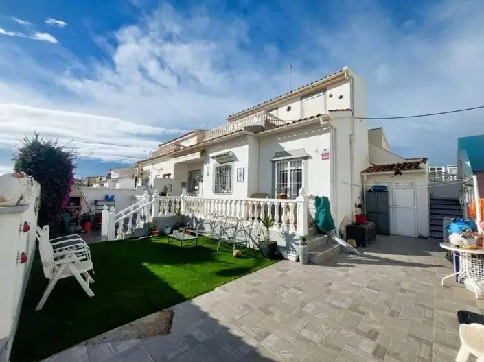 Bungalow Reformado en Orihuela Costa con Estudio Independiente