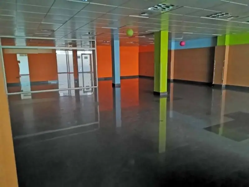 Local Comercial 250m² en Lleida - Ideal para Negocios