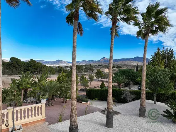 Villa en Monóvar con Vistas Impresionantes y Establo