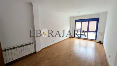 Piso en Alquiler en Zona Residencial - 3 Dormitorios, 2 Baños, Garaje y Piscina