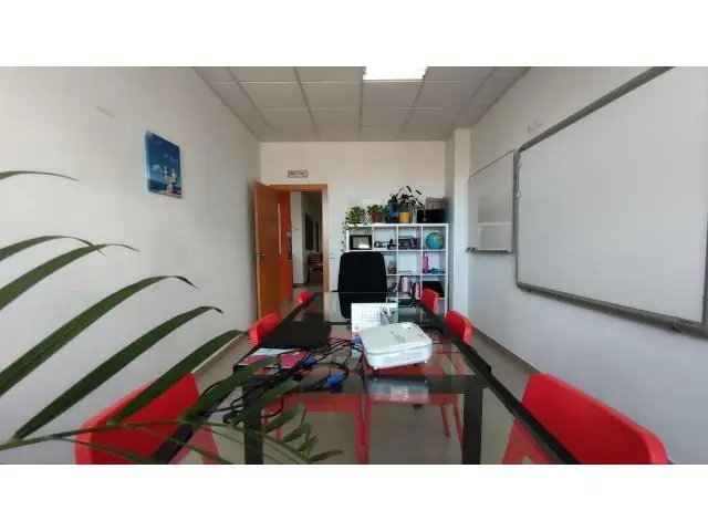 Oficina Amueblada 139m2 Parking 3 Areas Privadas