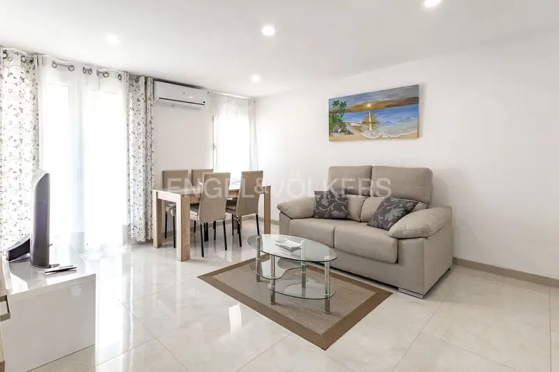 Apartamento en Castelldefels cerca del mar con piscina y plaza de parking