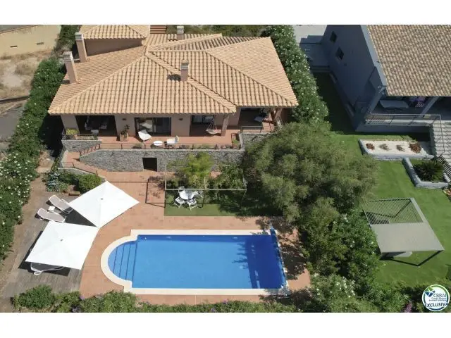 Chalet en Venta en Girona Ideal para Familias y Vacaciones