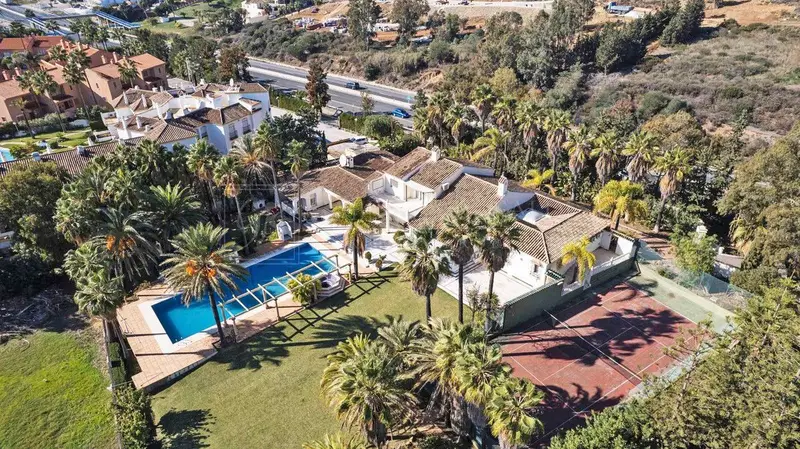 4 Chalets de Lujo Frente al Mar en Estepona