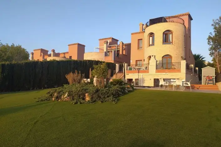 Villa moderna 4 dormitorios jardin sauna piscina