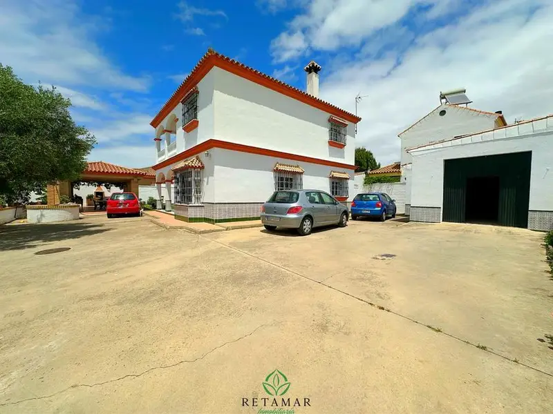 Chalet en Bellabahía con Piscina y Amplio Jardín