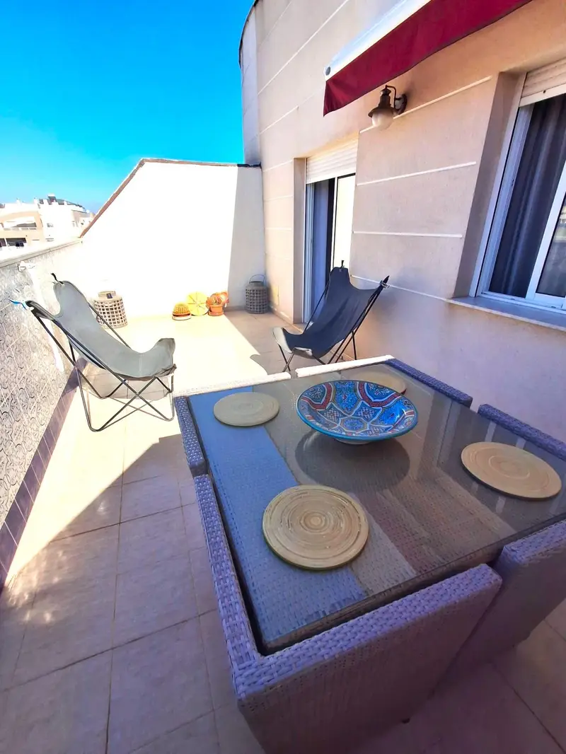 Ático con Terraza en Torrevieja Cerca de la Playa