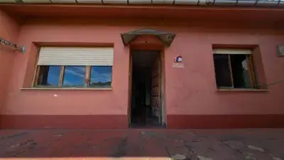 Casa en venta en Pelugano Aller con almacén y huerta