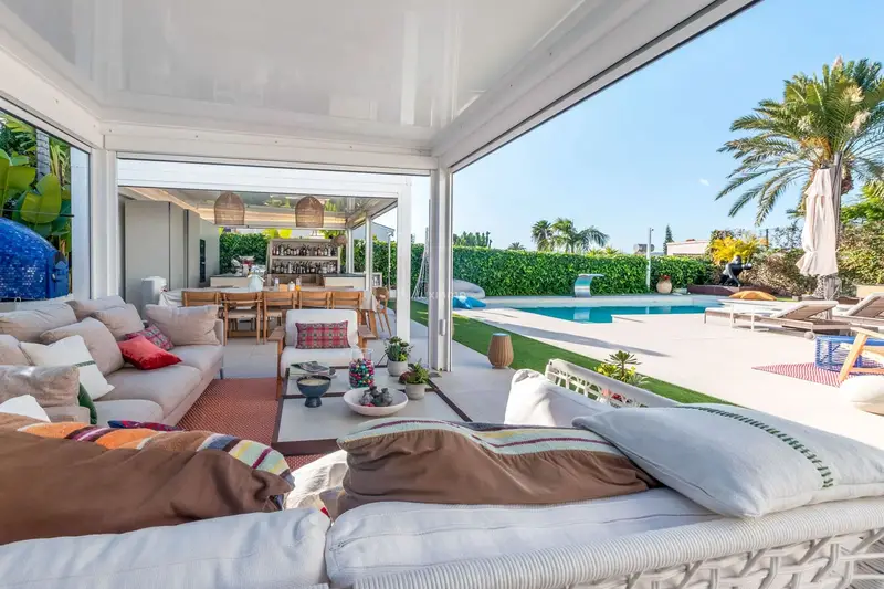 Chalet de Lujo en El Tosalet Javea con Piscina y Cine en Casa