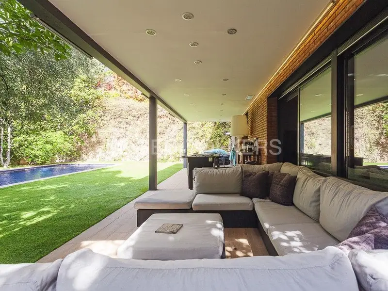 Chalet en Sarrià con Jardín, Piscina y Vistas Espectaculares
