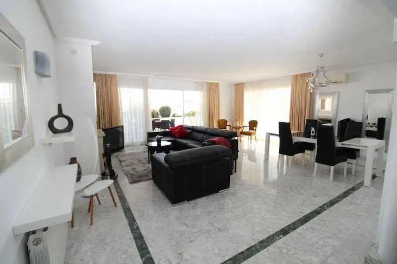 Atico en Puerto Banus con 4 dormitorios, terraza y vistas al mar
