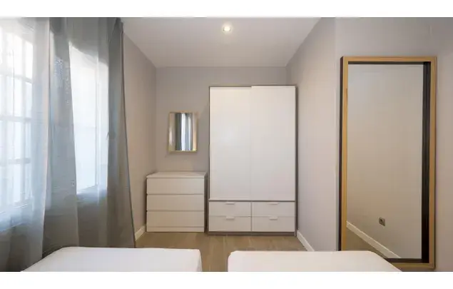 Rent 5 bedroom apartment of 75 m² in Barcelona