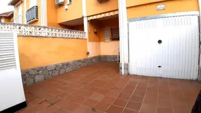 Chalet Adosado en Alovera con Piscina y Garaje