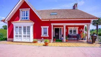 Chalet en Venta en Cambre con Piscina Climatizada