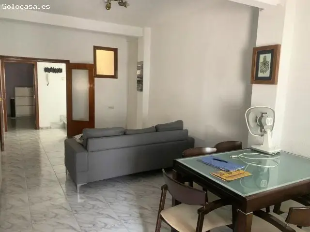 Piso en Ronda del Salvador: 3 habitaciones, patio privado y calefacción