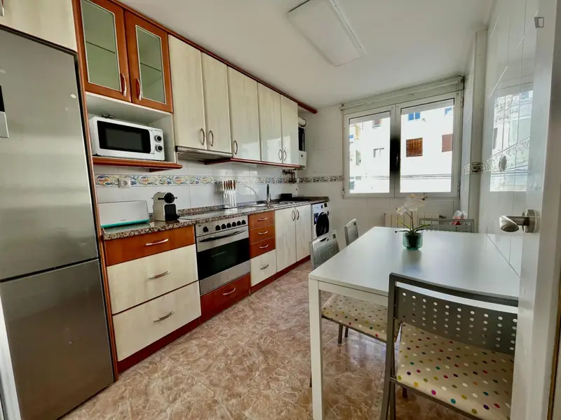 Habitacion comoda con Smart TV y ventilador cerca de la universidad